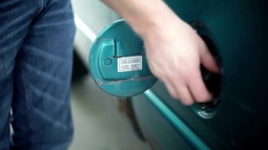 Benzin pompasının kapağı bir benzin istasyonunda.