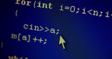 Bilgisayar ekran mühendisi programcıları yazılım geliştiriyor