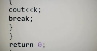 Bilgisayar ekran mühendisi programcıları yazılım geliştiriyor