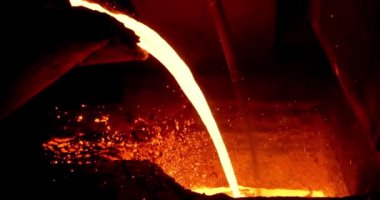 Dökümhaneye dökülen sıcak metal çelik döküm üretir.