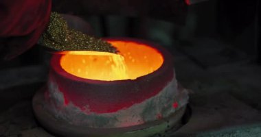 Metal döküm dökümhanesi için sıcak fırına altın döküldü