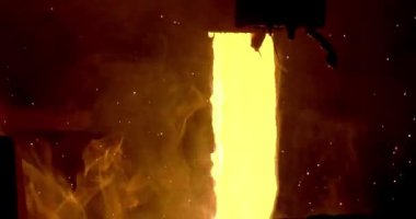 Erimiş çelik, dev bir dökümhane endüstrisine dökülüyor.