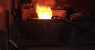 Dökümhaneye dökülen sıcak metal çelik döküm üretir.