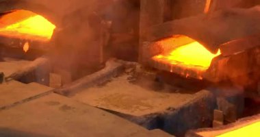 Kaloriferden dökülen sıcak çeliğe yakın durun. Çelik fabrikasındaki dökümhanede metalin erimesi. Demir dökümhanesi endüstrisi