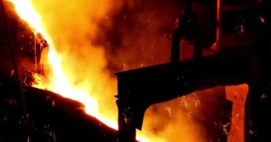 Erimiş çelik, dev bir dökümhane endüstrisine dökülüyor.