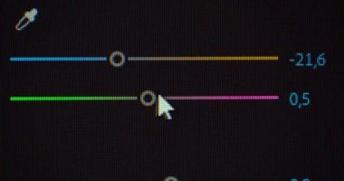 Tasarım ya da film yapımında çalışma süreci ile ekranın video düzenleme monitörü görünümü