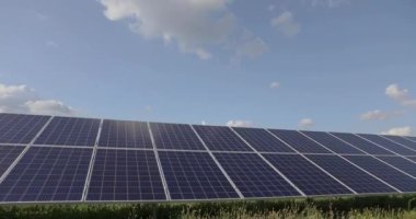 Güneş Panelleri Çiftliği 'nin (güneş pili) güneş ışığıyla 4K Aerial görünümü. Yenilenebilir yeşil enerji kavramı İHA uçuşu güneş panelleri alanı üzerinde uçar