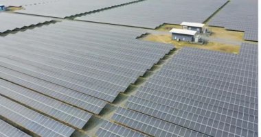 Güneş Panelleri Çiftliği 'nin (güneş pili) güneş ışığıyla 4K Aerial görünümü. Yenilenebilir yeşil enerji kavramı İHA uçuşu güneş panelleri alanı üzerinde uçar