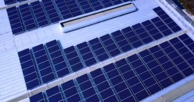 Elektrik üreten güneş enerjisi santralinin havadan görünüşü. Kırsaldaki güneş panelleri çiftliğinin insansız hava aracı görüntüsü. Ekolojik yenilenebilir enerji kaynağı olan yeşil alanlar arasında yer alan güneş ışığının yardımıyla