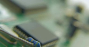 havya ile elektronik devre kartını tamir teknisyeni
