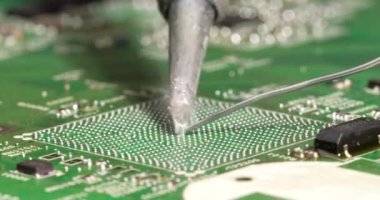 havya ile elektronik devre kartını tamir teknisyeni