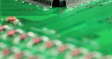 İşlemci ve çizgi çipi bilgisayarlı bir devre kartının görüntüsü