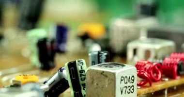 Ekmek tahtası mühendisi devreler yapıyor. Basit arduino ev yapımı.