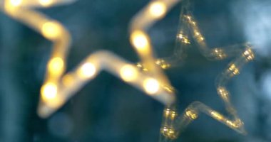 Yılbaşı yıldızı süslemesi. Parlak ışık.