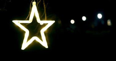 Çam ağacı süslemeleri için Noel yıldızı şekilli süslemeler, güzel bir tatil atmosferi parlayan sarı renkler.