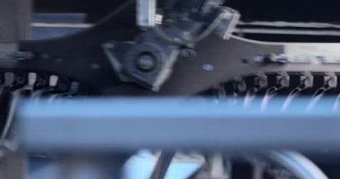 Fabrikada gazete basma işlemi. Dergi yapım haber basını