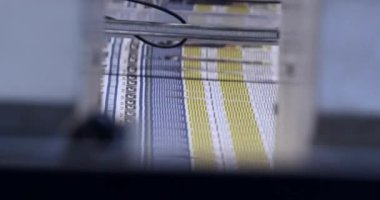 Makina haberlerinde gazete basmak modern kağıt baskı fabrikasına baskı yapmak