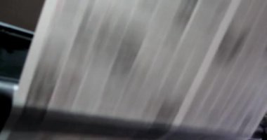 Matbaa fabrikası haber makinesinde gazete yazdırma işlemi