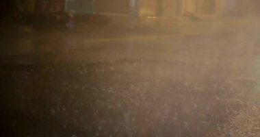 Gece yağmur yağar şehir sokaklarında Estetik yağmurlar Güzel karanlık dinlendirici