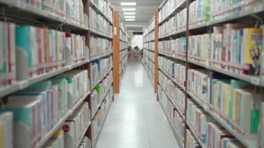Modern üniversite kütüphanesinde raflar kitaplarla dolu eğitim geçmişiyle okul konseptine geri dönüş