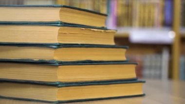 Kütüphane konsepti, okul eğitimi hakkında kitap yığını. Kağıdın soyut arka plan dokusu.