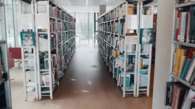 Üniversite kütüphanesi edebiyat kitapları arkaplan eğitim kitaplığı bilgi kitapçısı