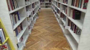 Modern üniversite kütüphanesinde raflar kitaplarla dolu eğitim geçmişiyle okul konseptine geri dönüş
