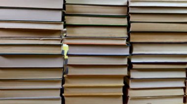 Kütüphane konsepti, okul eğitimi hakkında kitap yığını. Kağıdın soyut arka plan dokusu.