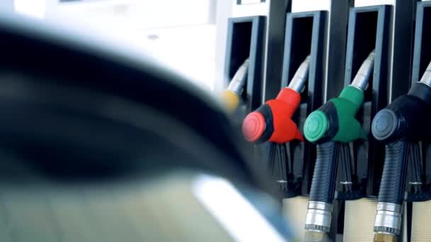 Zamykamy Stację Benzynową Dysze Pompy Stacji Benzynowej — Wideo stockowe