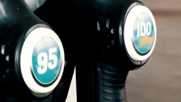 Benzin Pompasının Kapağı Bir Benzin Istasyonunda — Stok video