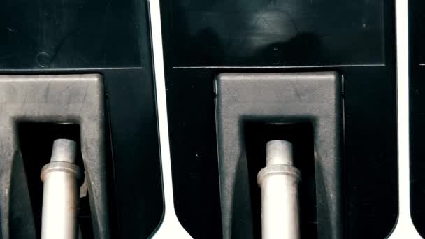 Gázszivattyú Fúvókák Közelsége Egy Benzinkútnál — Stock videók