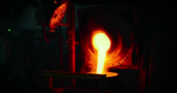 巨大なポット鋳造業に溶解鋼が注がれています — ストック動画