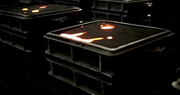 Χυτήριο Ζεστό Λιωμένο Μέταλλο Χύνεται Στη Βιομηχανία Σιδήρου Μούχλα — Αρχείο Βίντεο