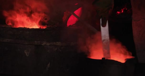 Χυτήριο Ζεστό Λιωμένο Μέταλλο Χύνεται Στη Βιομηχανία Σιδήρου Μούχλα — Αρχείο Βίντεο
