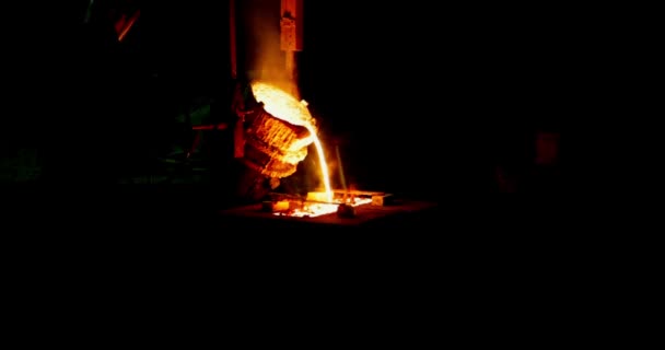 铸造厂生产钢制铸件的热金属浇注 — 图库视频影像