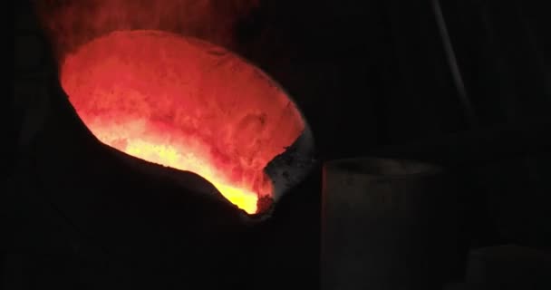 Gorący Metal Wlewający Się Odlewni Produkcji Odlewów Stalowych — Wideo stockowe