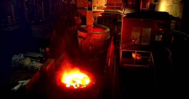 鋳鉄鋳造 鋳造工場鉄鋼業界で熱い金属液体 — ストック動画
