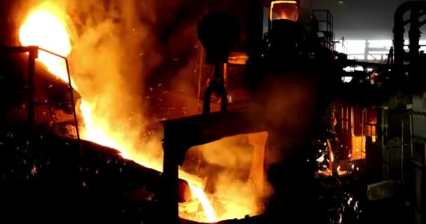 Dökümhane Demir Dökmek Için Tornadan Erimiş Metal Döküldü — Stok video