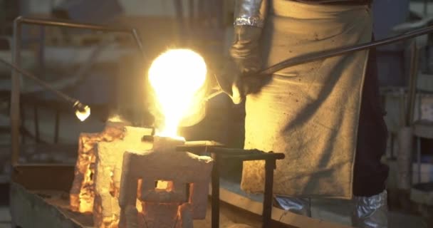 Dökümhanede Parlayan Sıcak Çelik Sıvı Metal Fabrikasında Eriyen Demir — Stok video