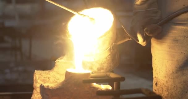 Закрыть Светящийся Расплавленный Металл Литейного Завода Ковш — стоковое видео
