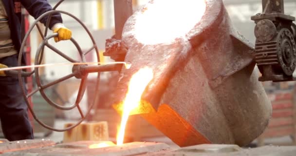 로에서 뜨거운 강철을 부으기 닫는다 제철소의 속에서 금속을 녹이는 주조업 — 비디오