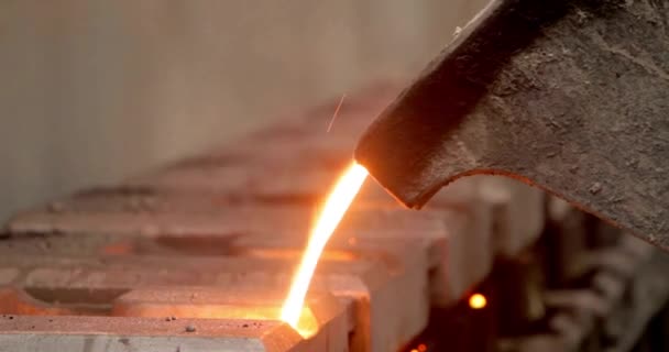 关闭从熔炉中倒出的热钢 炼钢厂铸造厂中金属的冶炼 炼铁业 — 图库视频影像