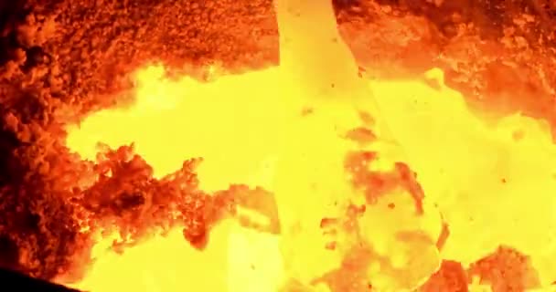 Dökümhanede Parlayan Sıcak Çelik Sıvı Metal Fabrikasında Eriyen Demir — Stok video