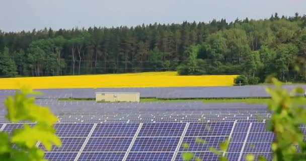 ソーラーパネルエネルギーフリーランドスケープドローンによる空中ビュー — ストック動画
