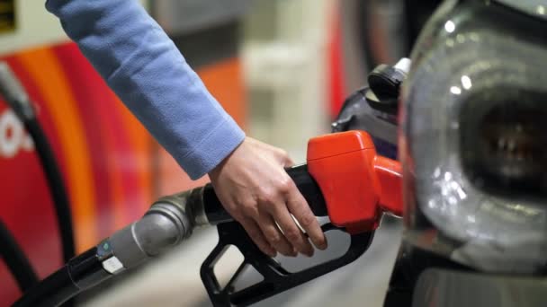 Benzin Istasyonunda Benzin Dolduran Adama Yakın Çekim — Stok video