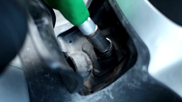 Nahaufnahme Mann Pumpt Benzin Auto Tankstelle — Stockvideo