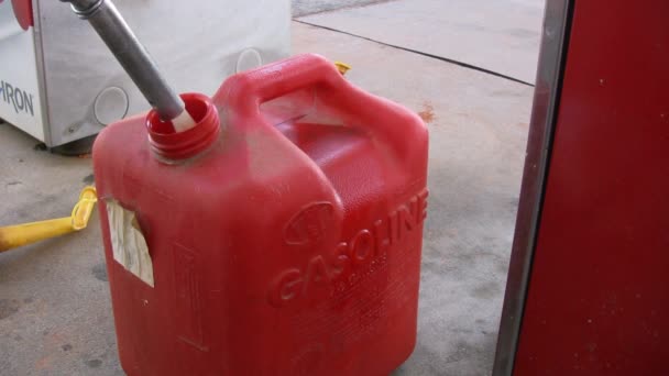 Fechar Homem Bombeando Gasolina Combustível Carro Posto Gasolina — Vídeo de Stock