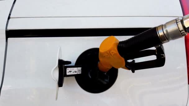 Крупный План Человека Закачивающего Бензин Машину Заправке — стоковое видео