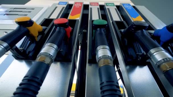 Человек Использует Бензин Наполняющий Сопла Бензином Своей Машины — стоковое видео