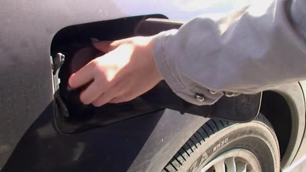 Zbliżenie Człowieka Pompującego Paliwo Benzynowe Samochodzie Stacji Benzynowej — Wideo stockowe